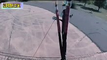 一男子乘滑翔伞落地竟跑来两只袋鼠对其拳打脚踢，之后潇洒逃离现场！