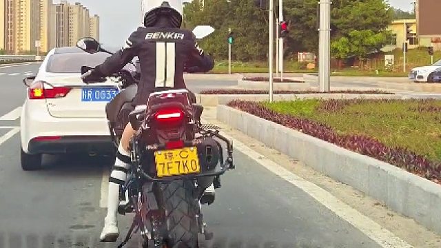 这小姑娘骑车技术可还行？