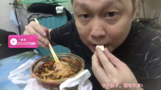 柳州螺蛳粉配大蒜，味道绝了！