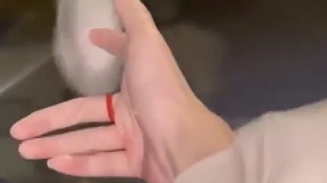 小姐姐用名片玩指尖陀螺，最后一下显真功夫！