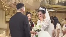 新娘笑点太低了 合不拢嘴