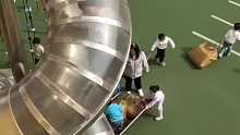 幼儿园放学带被褥回家清洗老师用滑梯“运输”孩子和被子“不建议这样 因为我小时候没有”