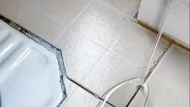 贴好砖后防水漏水怎么办，看过来，徐老财透防水胶，为您提供漏水解决方案！