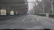 同一条路不同车道-没有停止线不受灯控