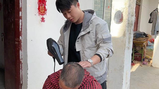 女婿拿药去看望丈母娘，还给老丈人打扮一番，岳父直夸有个好女婿