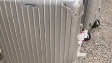 第一次坐飞机1万多的箱子被摔坏，航空公司称只赔200