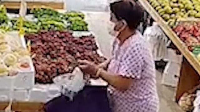 大妈看水果店里只有两个孩子，便开启“随便拿”模式！