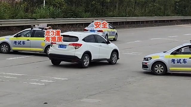 出门要么胆大，要么停车等待找机会。优柔寡断、要走不走必定出不了大门