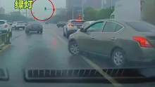 男子绿灯时故意实线变道不让后车通过，还挑衅地使了个“小眼神”。