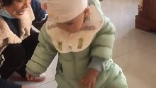 孩子一直不会自己走路，奶奶“剁绊脚绳”有奇效