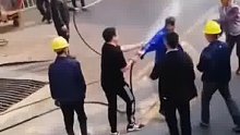 农民工因纠纷与管理层发生口角，被黑衣人拿水管喷射头部，全程不敢还手……