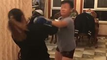 妻子给儿子当陪练总挨揍