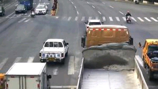 小货车嫌教练车慢竟强行超车，导致三辆车被撞，最后一辆最冤