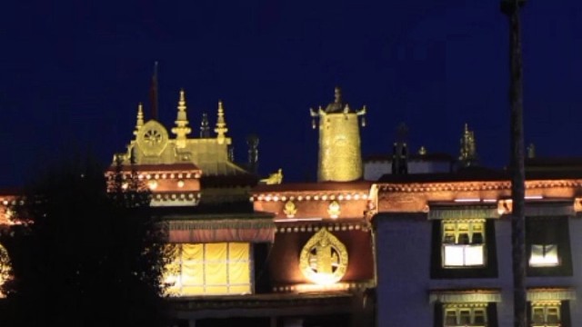 #拉萨#大昭寺八廓街那一世转山转水转佛塔不为修来世，只为途中与你相遇。