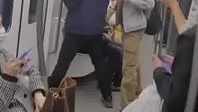 两男子地铁上相互推搡，只为争抢把手处站位，网友：男人至死是少年