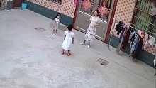 两孩子：看妈妈跳得多开心