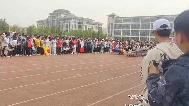 龙舟这辈子也没想到会在陆地上走