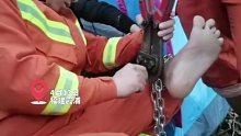 “打算把自己饿死”男子用铁链将自己锁在山上打算绝食，4小时后后悔报警求助