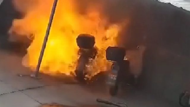 危险瞬间！电瓶车自燃不到一分钟引燃旁边车辆