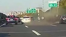 小车强行变道，直接顶翻旁边车辆@交通事故警示录