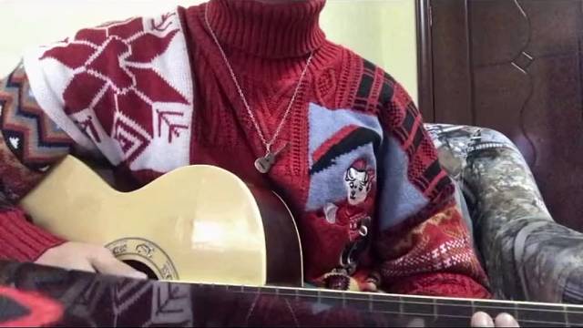 “我唱得不够动人你别邹眉”