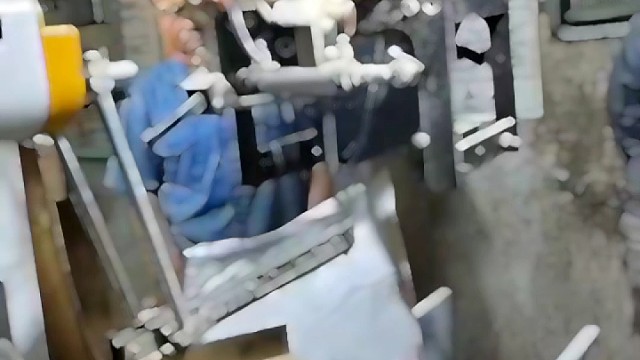 饲料定量包装秤，集称重牵引缝包一体，单人即可操作，省时省力省人工。#包装秤#定量包装秤