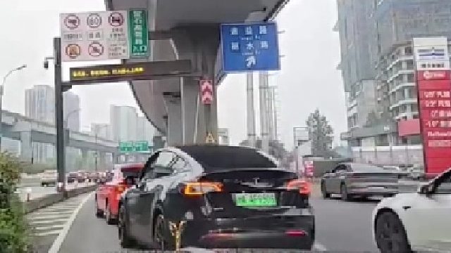 豪车就可以这么嚣张吗