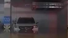 地库进水，网友的行车记录仪拍摄下的这一幕