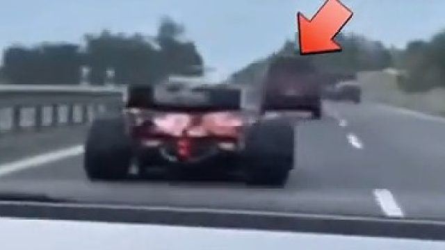 布加迪高速公路上偶遇f1赛车，想要较量一下，没想到结果连尾灯都看不清了