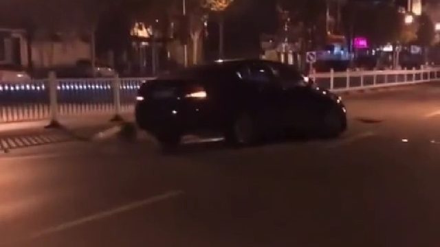 是个狠人，硬是没叫一声