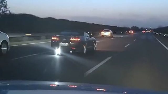 前车尾部非法改装远光灯，太晃眼遭网友吐槽。网友称：后面司机一路遭殃