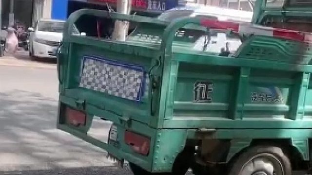 阿尔兹海默症大妈让小伙帮看水果摊