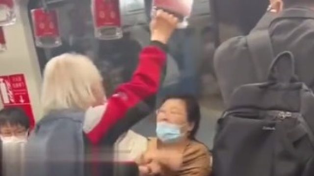 白发老人让女子让座被拒强行将其拽起