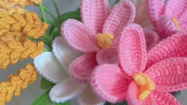 一束钩织花束的浪漫