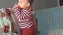妈妈以为儿子调皮掉下床，看监控时才发现儿子是被自己“踢”下床的。