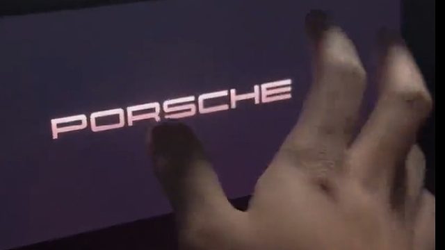 男子吐槽保时捷新能源汽车，中控屏幕经常死机！