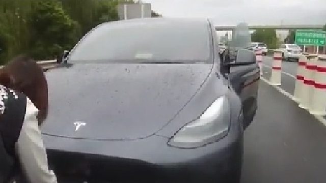 新手司机将临牌贴车头请正确粘贴临时车牌