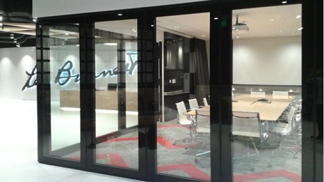 赛勒尔玻璃活动隔断