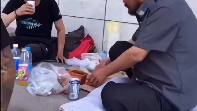 虎哥抢流浪汉食物