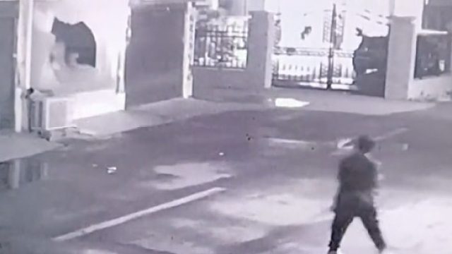 男孩用手电照了一下商店玻璃墙，瞬间整块玻璃碎成大窟窿！你知道是什么原因吗？