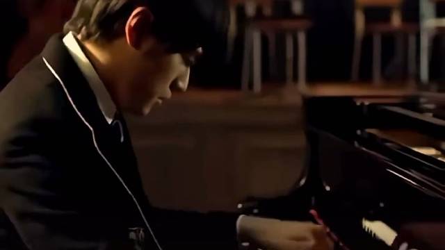 一天很短，短得来不及拥抱清晨，就已经手握黄昏
一年很短，短得来不及细品初春殷红窦绿，就要打点素裹秋霜