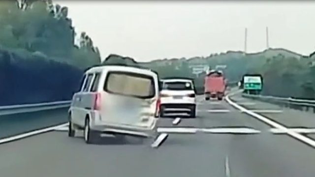 高速路上开车过程中车辆突然爆胎，应该怎样处理？这几点处理方式，关键时刻可以保命