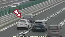 女子从两车超车，结果悲催了
