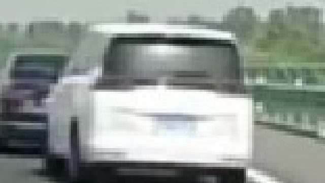 高速上斗气？一黑车高速上疯狂别车，后车报警：别了10公里