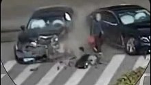 两车路口相撞，老人“夹缝求生”擦身躲过。