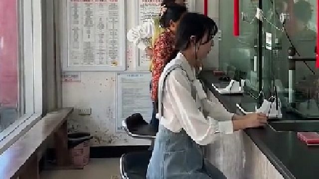 女孩帮母亲办业务，被银行要求证明是亲妈