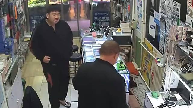男子没钱了欲将手机抵押，店主没要手机，给了男子200元