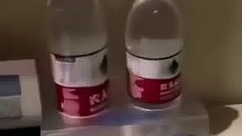男子喝了酒店一瓶矿泉水买了一瓶相同的放回去发现事有蹊跷
