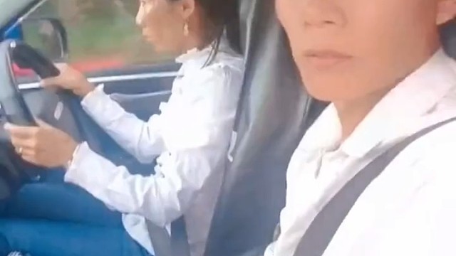 我怀疑她在盯着前面那辆车！