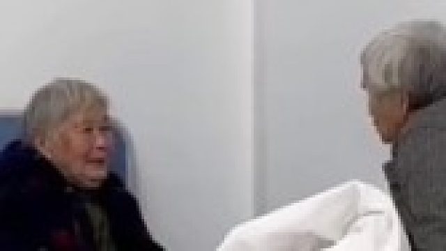 两位89岁老奶奶病房里讨论爱情 ，“你长那么俊 你老头不会不爱你的”